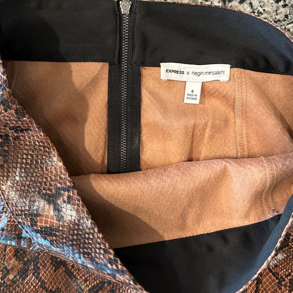 EXPRESS x Negin Mirsalehi ($88)
Vegan Leather Snakeskin Print Midi
Skirt size 6 - Picture 5 of 11